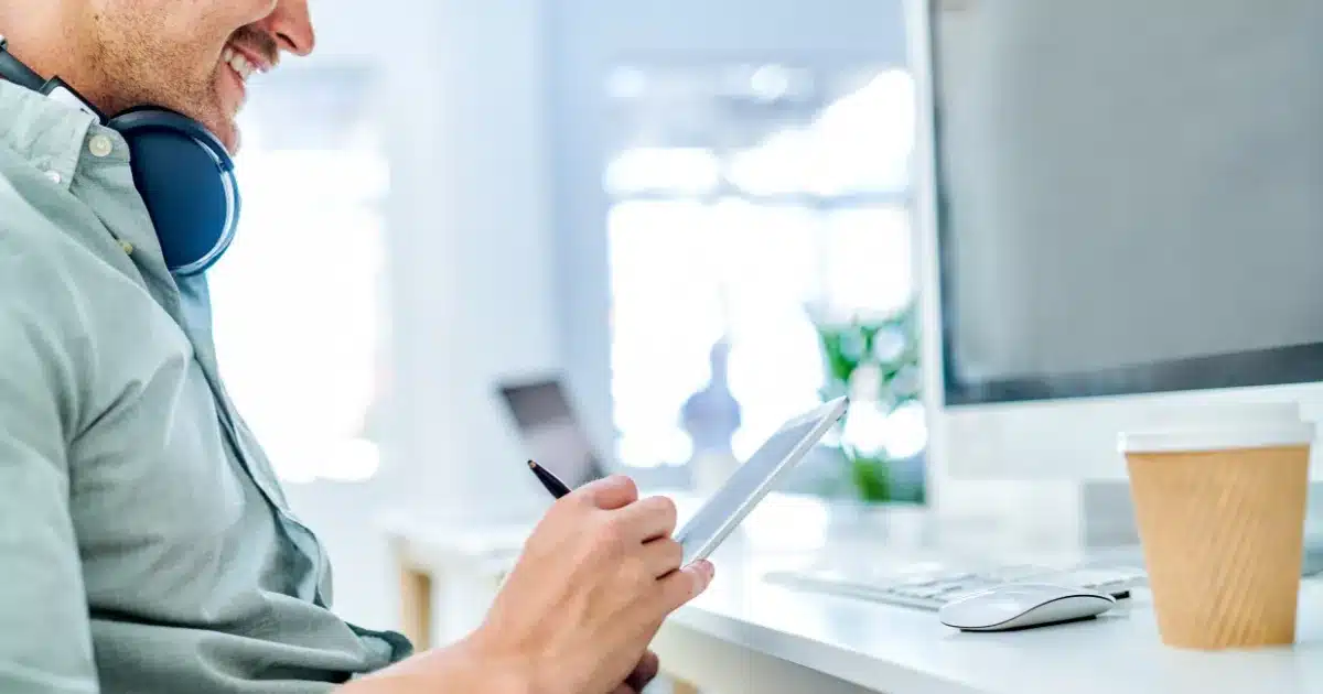 A male candidate is using his lunch break to adjust his job search plan based after receiving feedback from a hiring manager