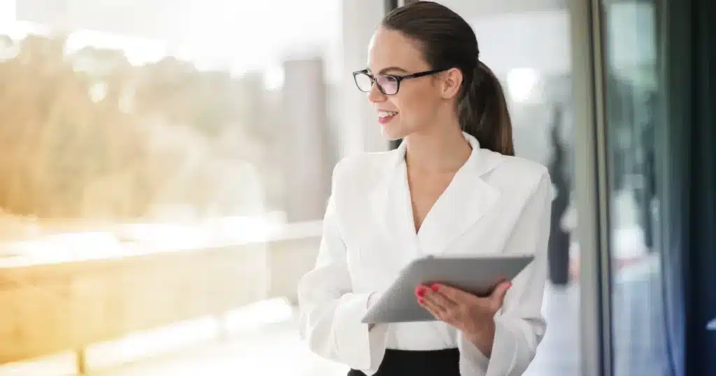 A woman answers a LinkedIn inmail on her tablet to a recruiter in a polite and professional way